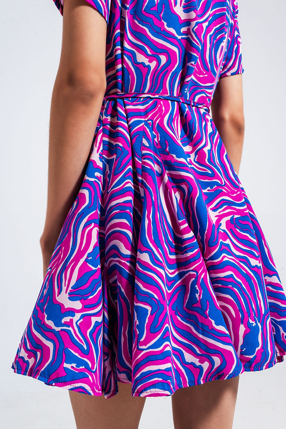 Vestido corto morado con estampado abstracto y lazada en la cintura Q2