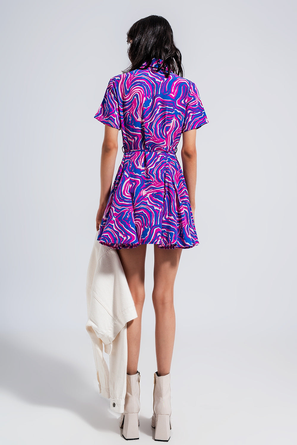Vestido corto morado con estampado abstracto y lazada en la cintura Q2