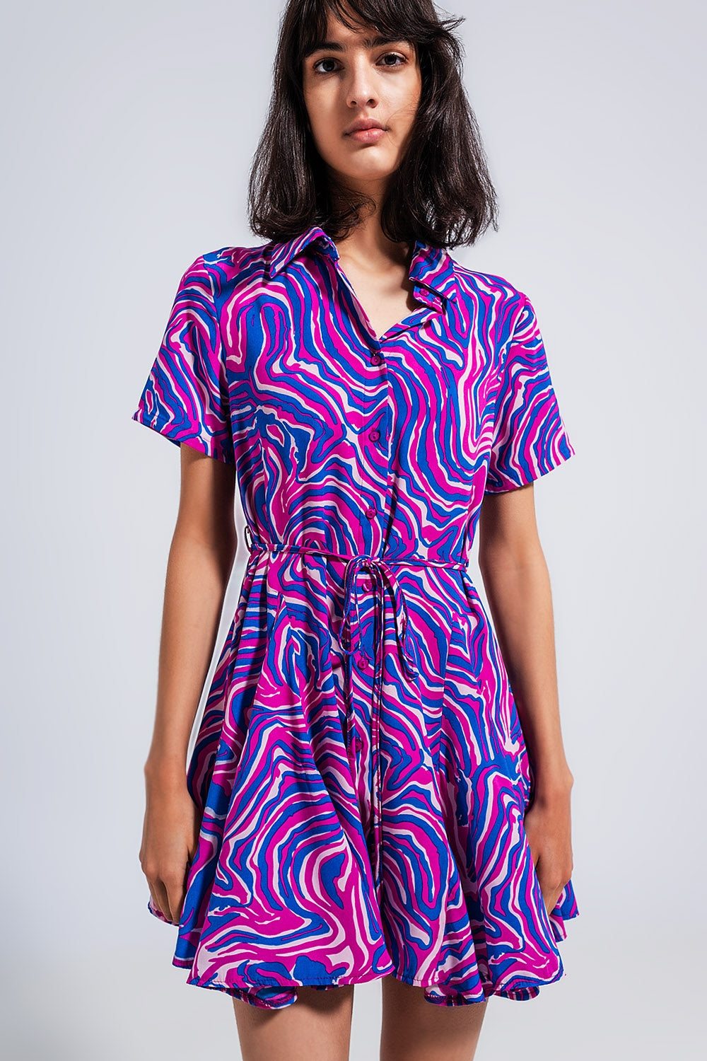 Vestido corto morado con estampado abstracto y lazada en la cintura Q2