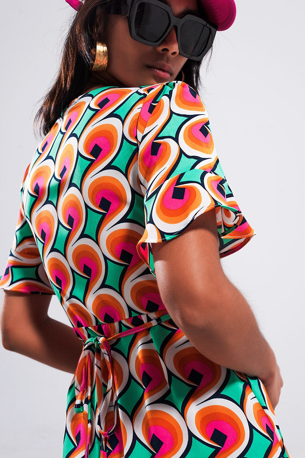 Vestido corto naranja cruzado con volantes en el bajo y estampado estilo años 70 Q2