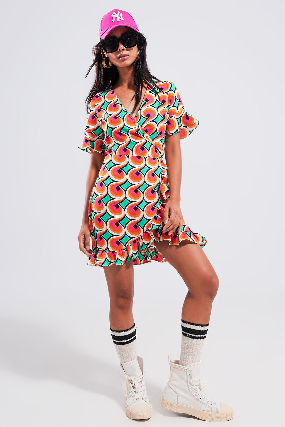 Vestido corto naranja cruzado con volantes en el bajo y estampado estilo años 70 Q2