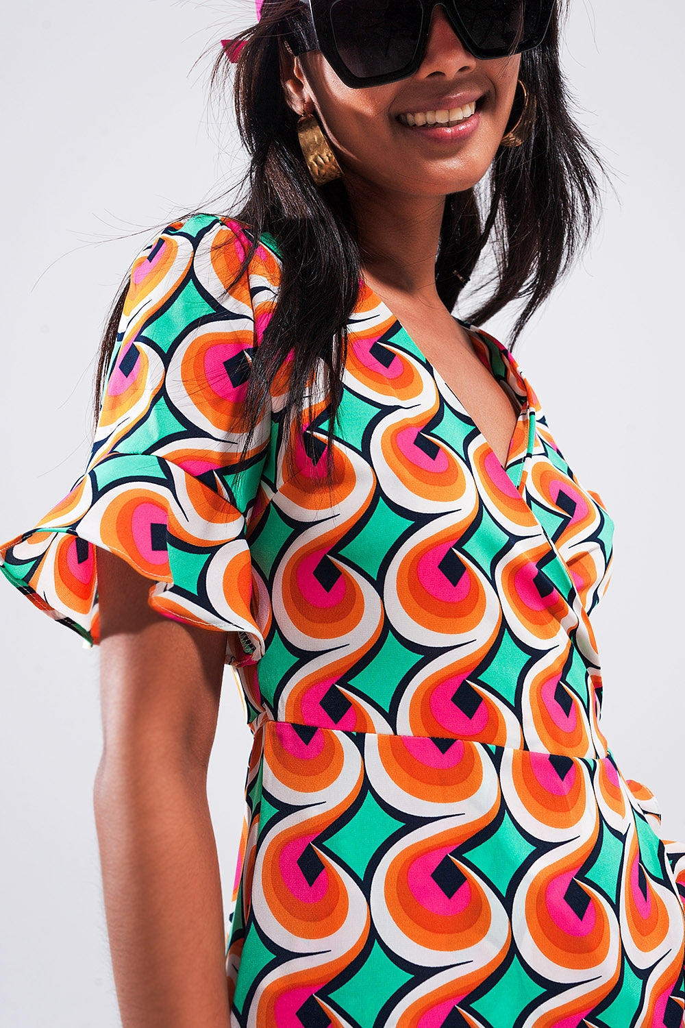 Vestido corto naranja cruzado con volantes en el bajo y estampado estilo años 70 Q2