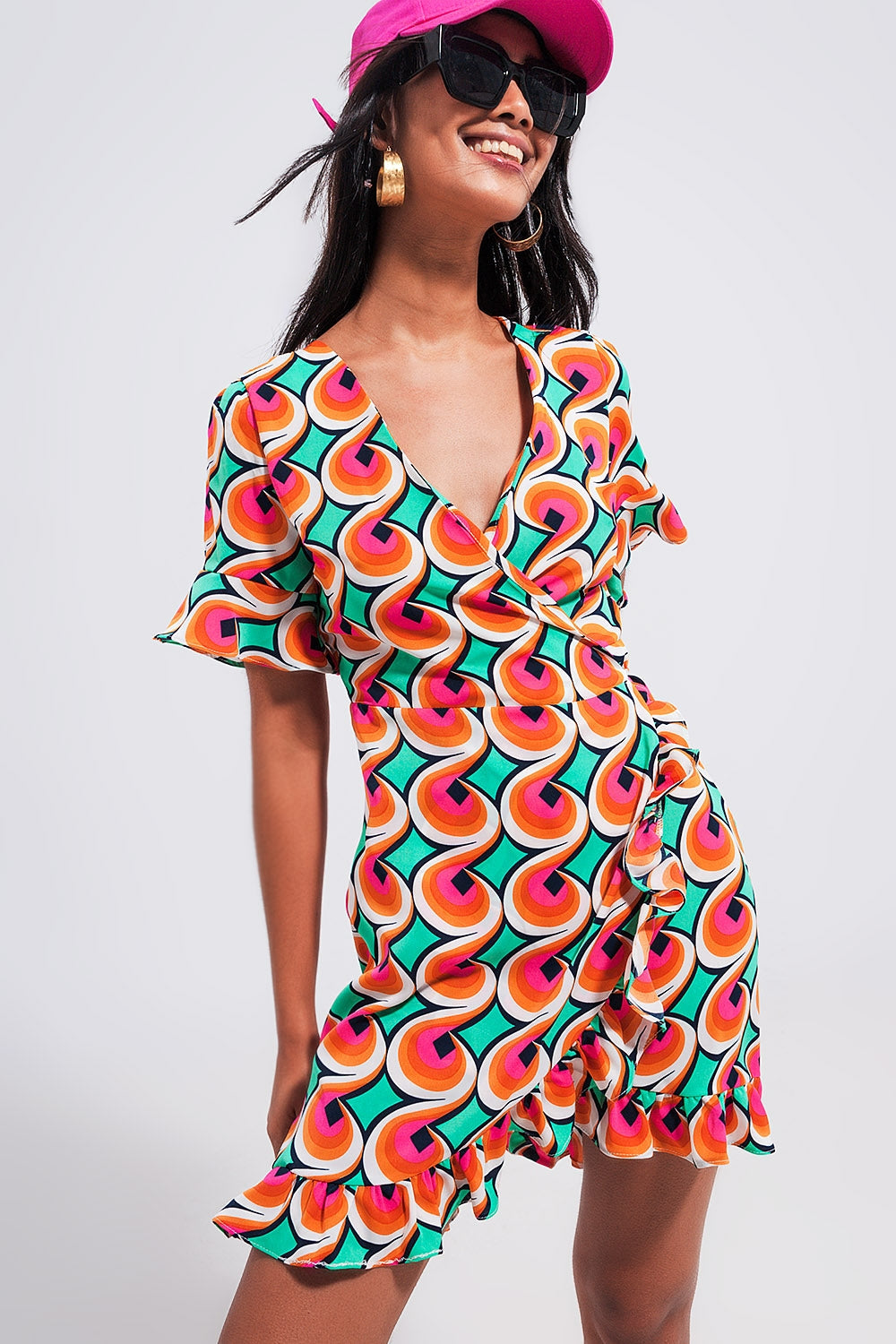 Vestido corto naranja cruzado con volantes en el bajo y estampado estilo años 70 Q2