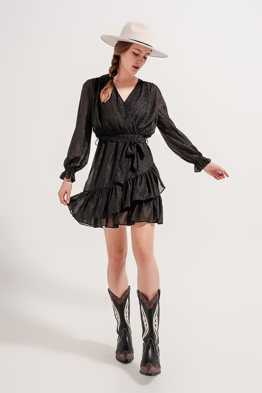 Vestido corto negro con bajo con vuelo y detalle cruzado Q2