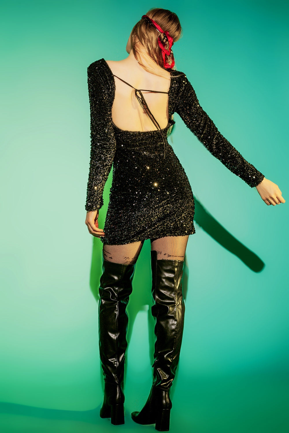 Vestido corto negro con diseño adornado de lentejuelas Q2