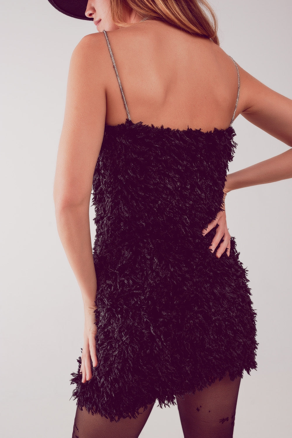 Vestido corto negro con diseño integral de plumas sintéticas Q2