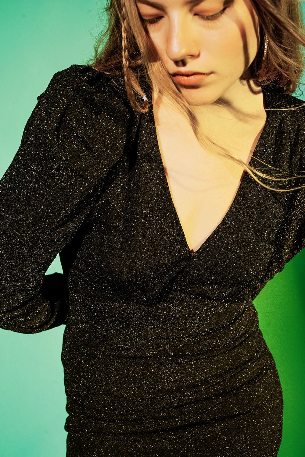 Vestido corto negro con escote V y acabado efecto purpurina Q2