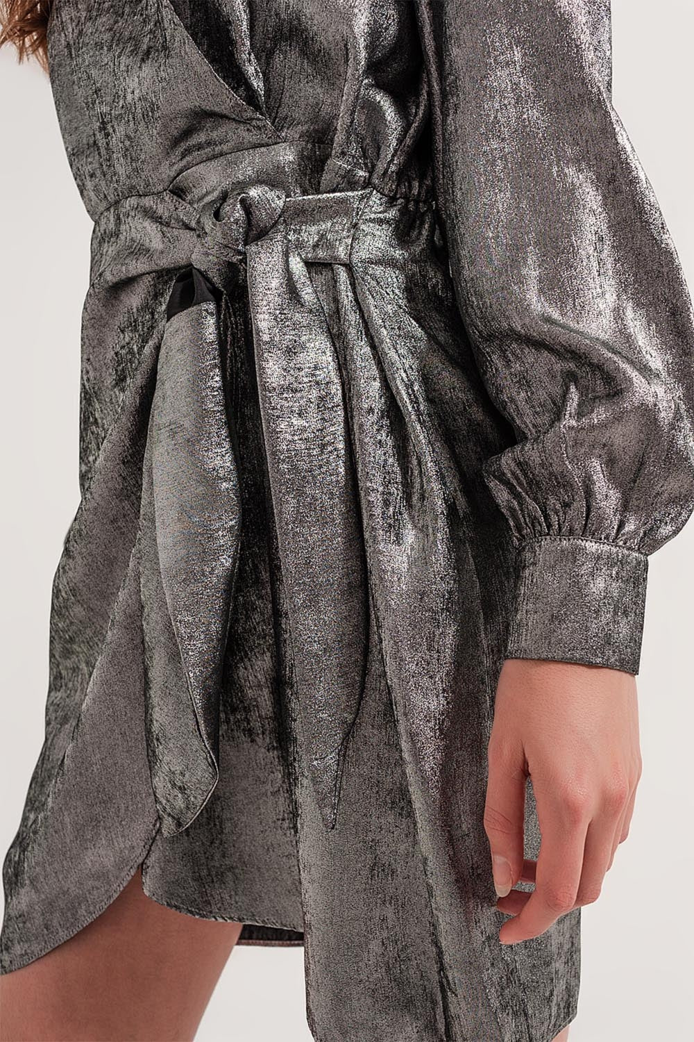 Vestido corto plateado con nudo en la parte delantera Q2
