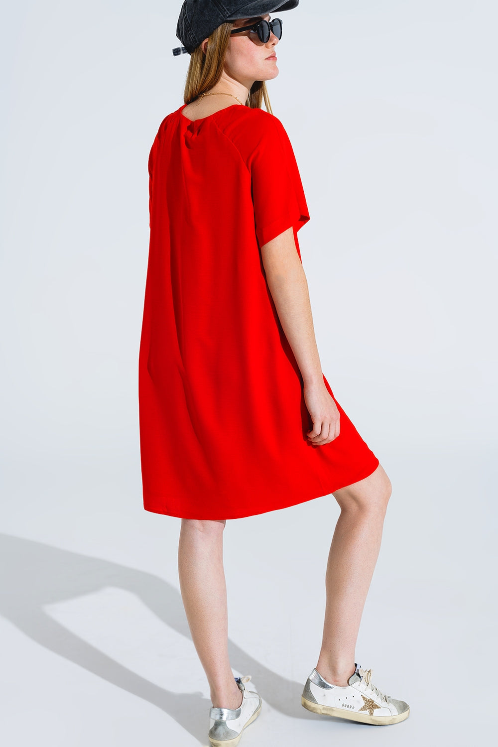 Vestido corto relajado con escote cuadrado y mangas cortas en rojo Q2