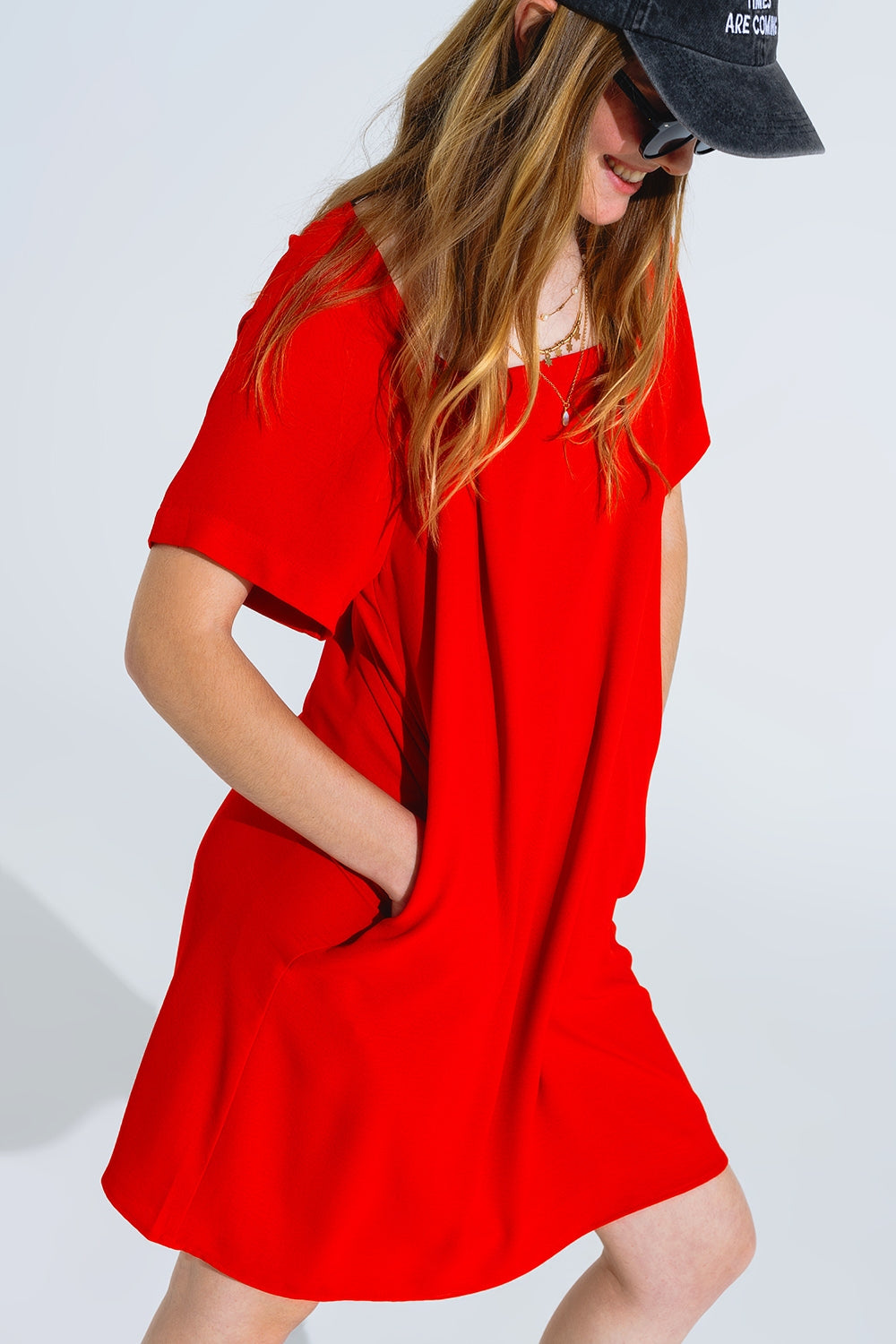 Vestido corto relajado con escote cuadrado y mangas cortas en rojo Q2
