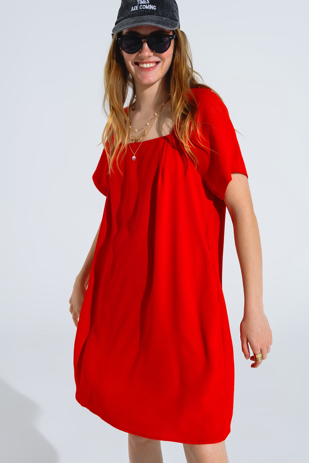 Vestido corto relajado con escote cuadrado y mangas cortas en rojo Q2