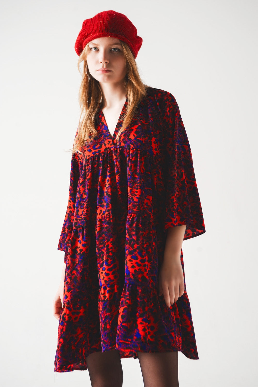 Vestido corto rojo con estampado animal amplio y falda escalonada Q2