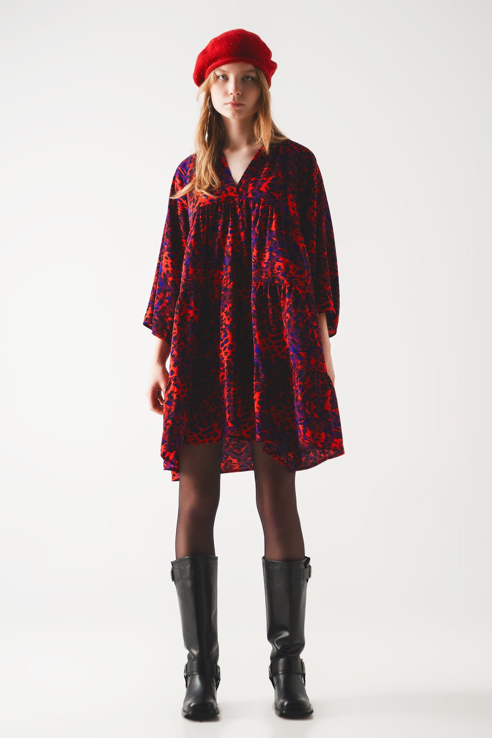 Vestido corto rojo con estampado animal amplio y falda escalonada Q2