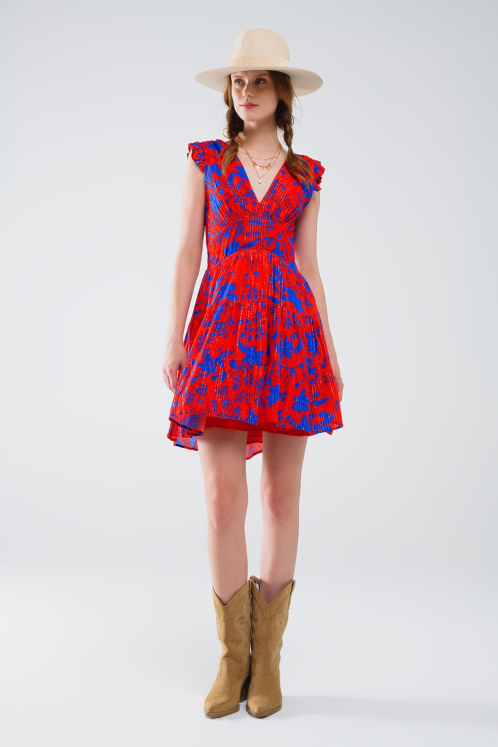 Vestido corto rojo con estampado floral azul y escote en pico Q2