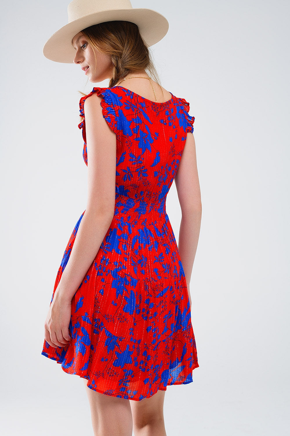 Vestido corto rojo con estampado floral azul y escote en pico Q2
