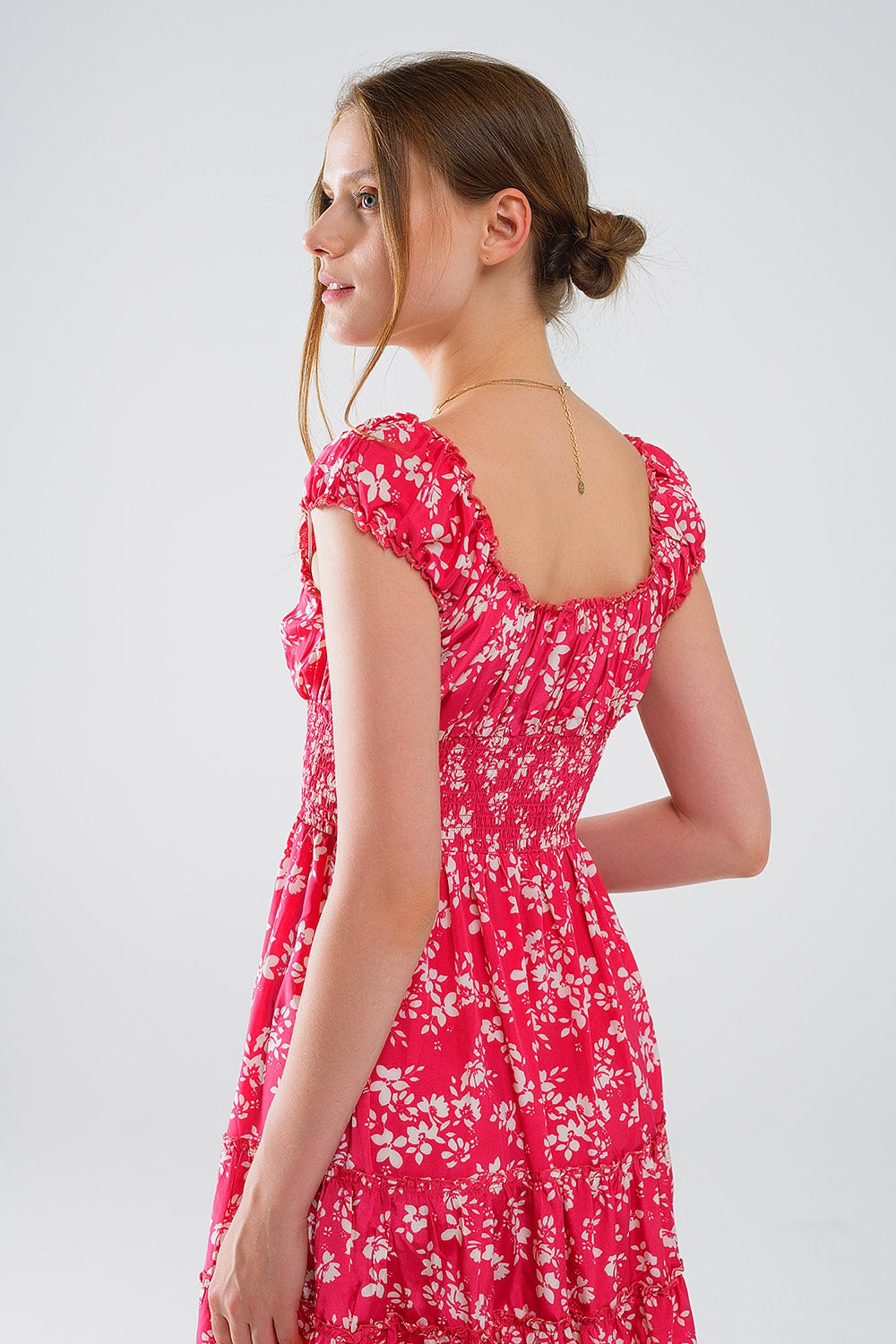 Vestido corto rojo con estampado floral blanco y cintura elástica Q2
