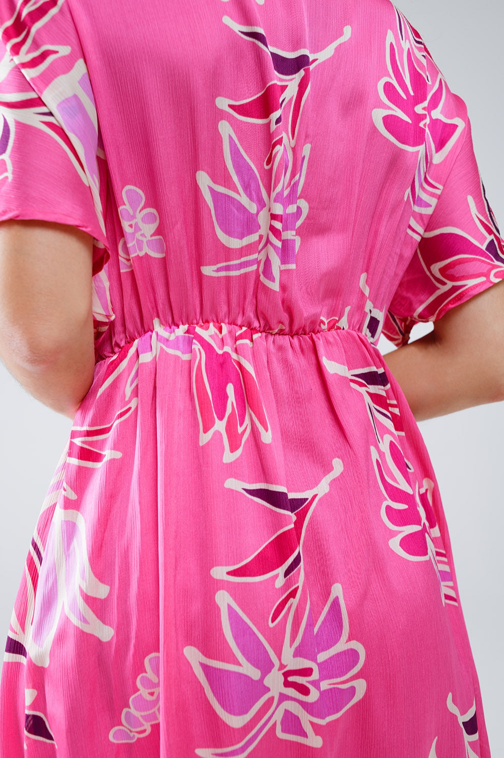 Vestido corto rosa con estampado de flores y escote en V Q2