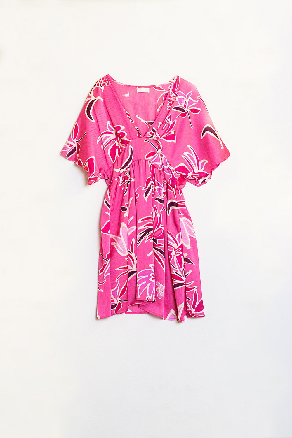 Vestido corto rosa con estampado de flores y escote en V Q2