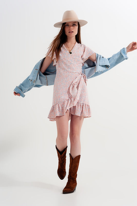 Q2 Vestido corto rosa cruzado con detalle de volantes y estampado de florecitas