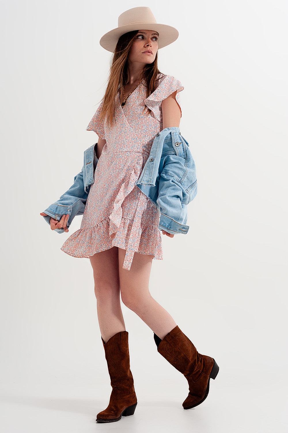 Vestido corto rosa cruzado con detalle de volantes y estampado de florecitas Q2