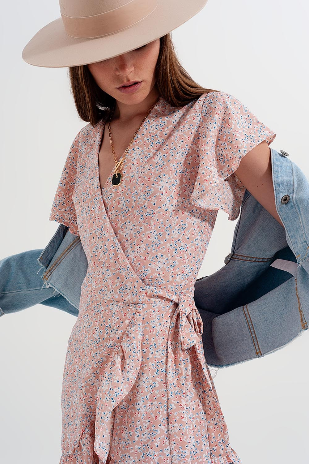 Vestido corto rosa cruzado con detalle de volantes y estampado de florecitas Q2