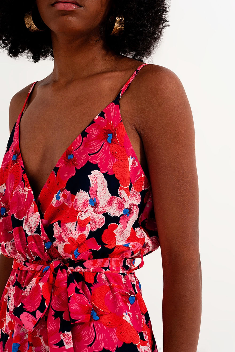Vestido corto rosa intenso con estampado de flores y tirantes Q2