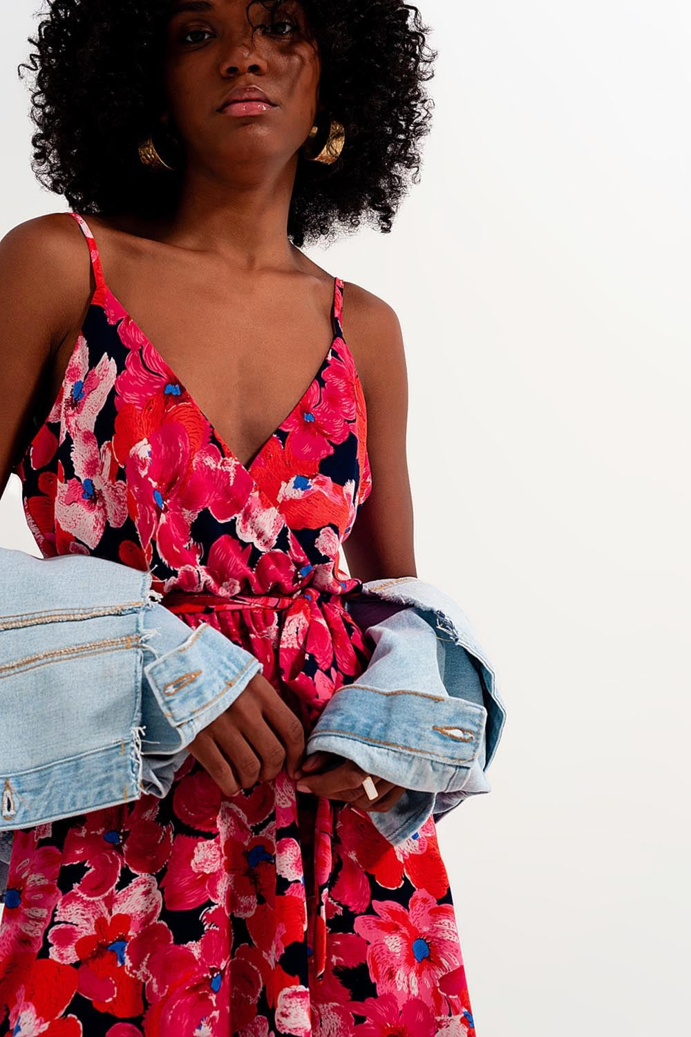 Vestido corto rosa intenso con estampado de flores y tirantes Q2