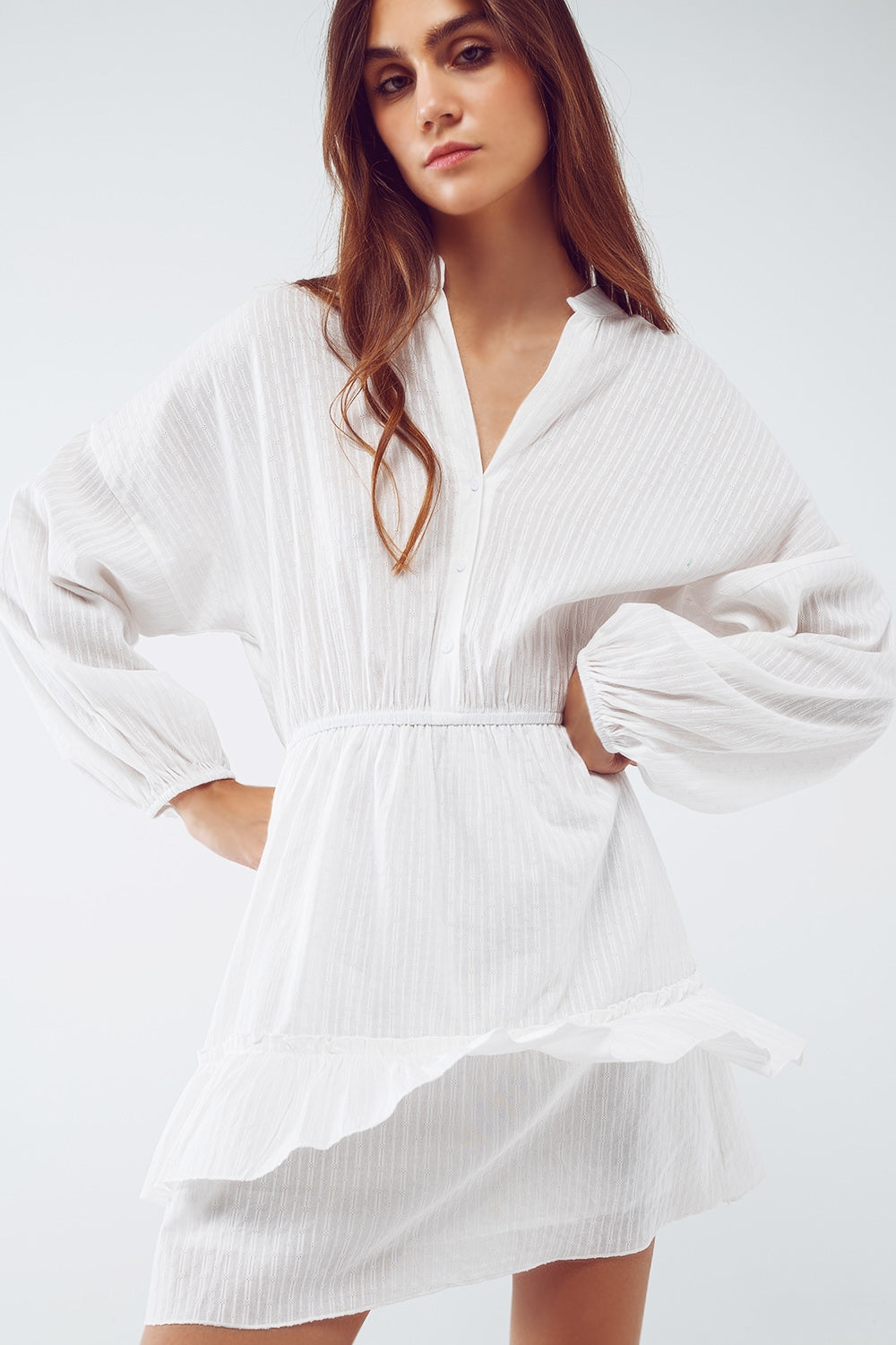 Vestido corto skater con manga larga y textura en blanco Q2