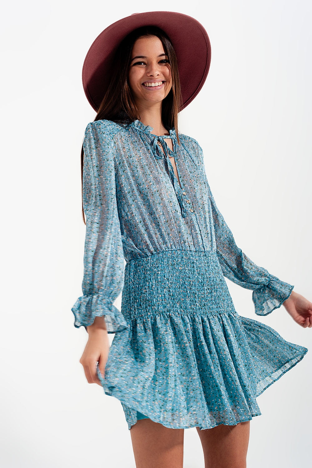 Vestido corto turquesa con falda fruncida y detalle de abertura en el pecho Q2