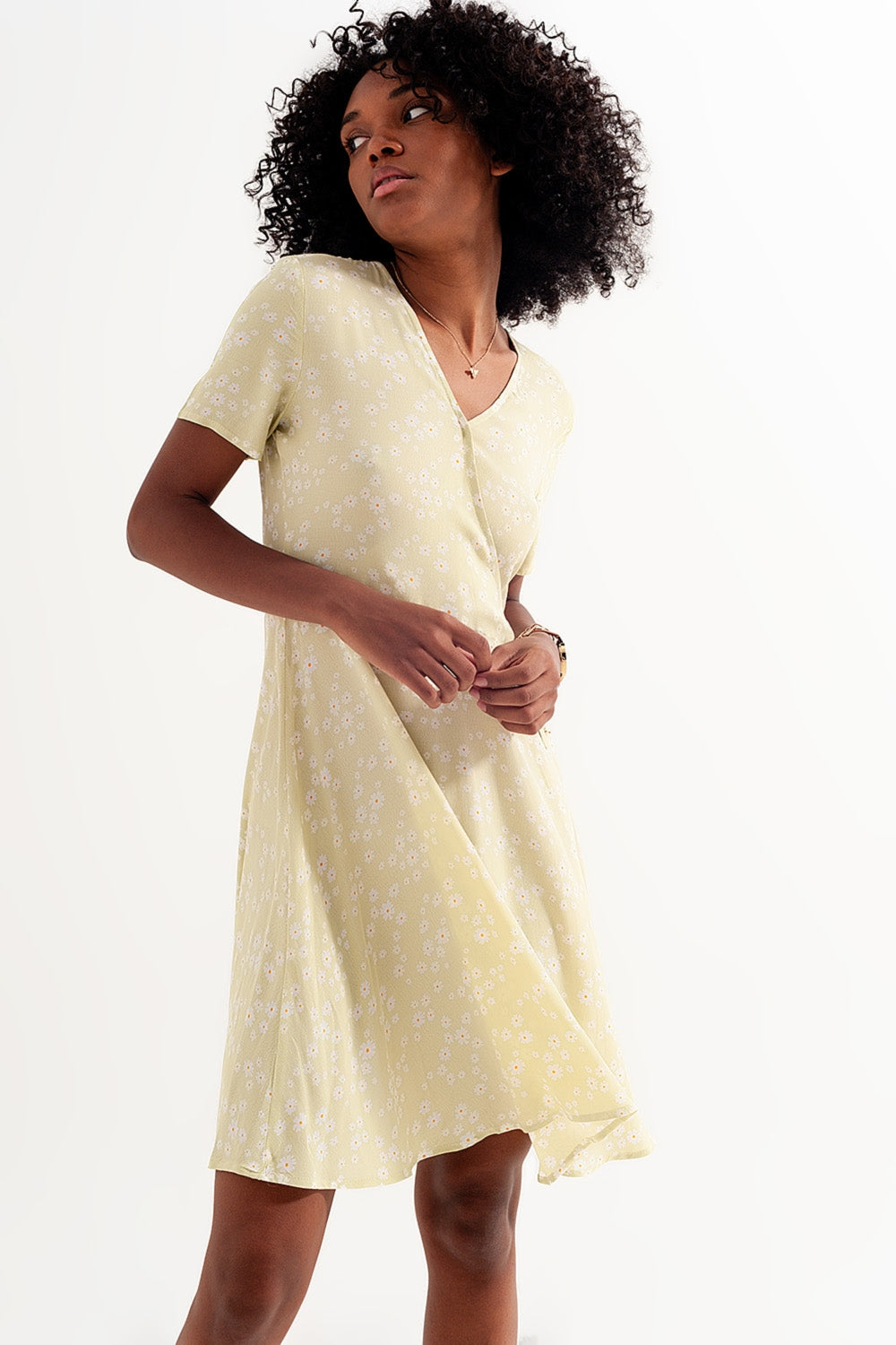 Vestido corto y cruzado con diseño retro de margaritas en verde Q2