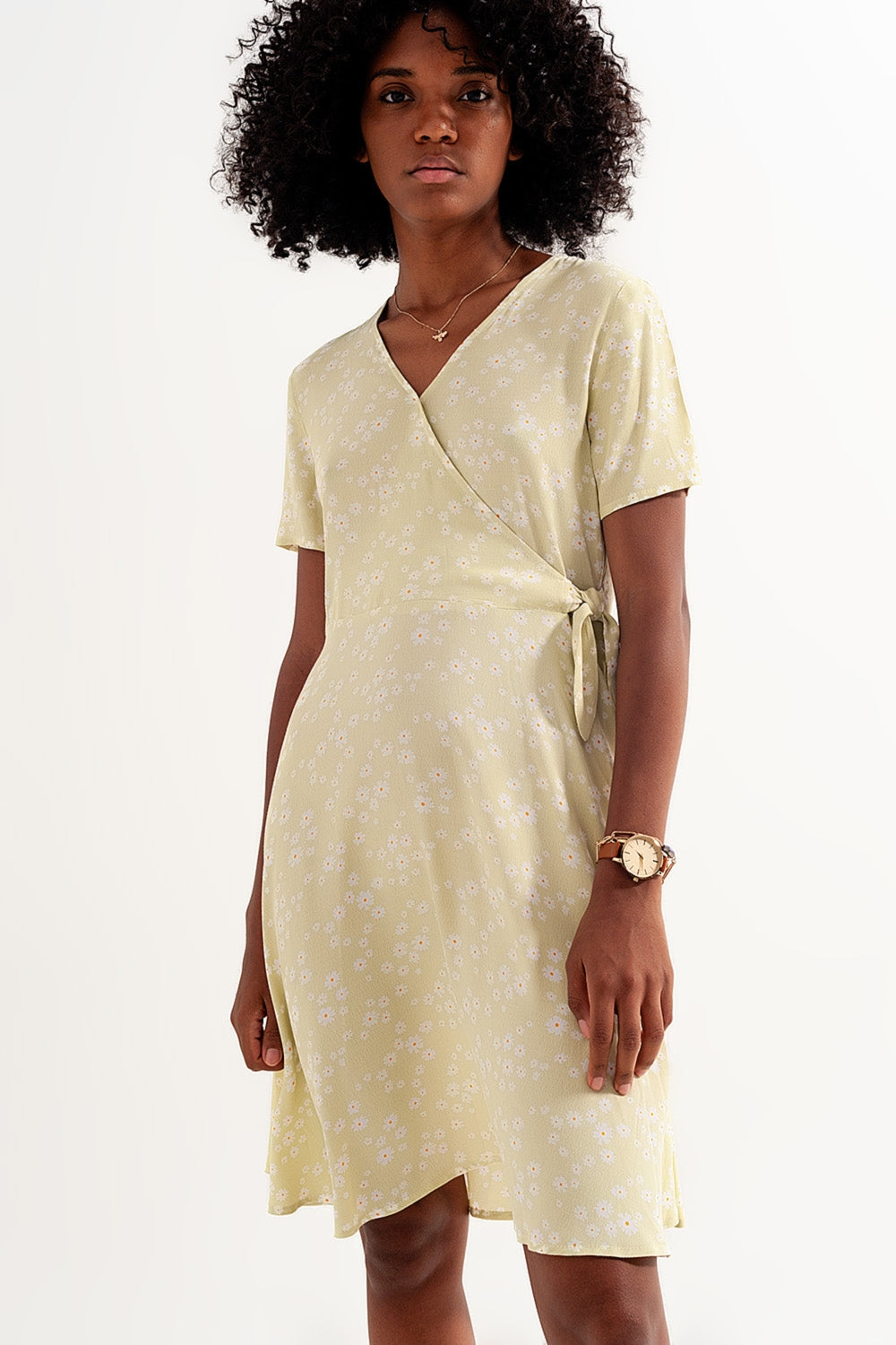 Vestido corto y cruzado con diseño retro de margaritas en verde Q2