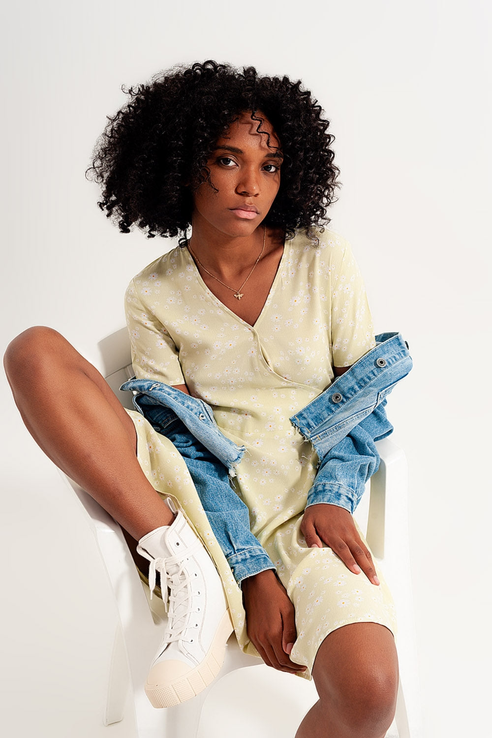 Q2 Vestido corto y cruzado con diseño retro de margaritas en verde