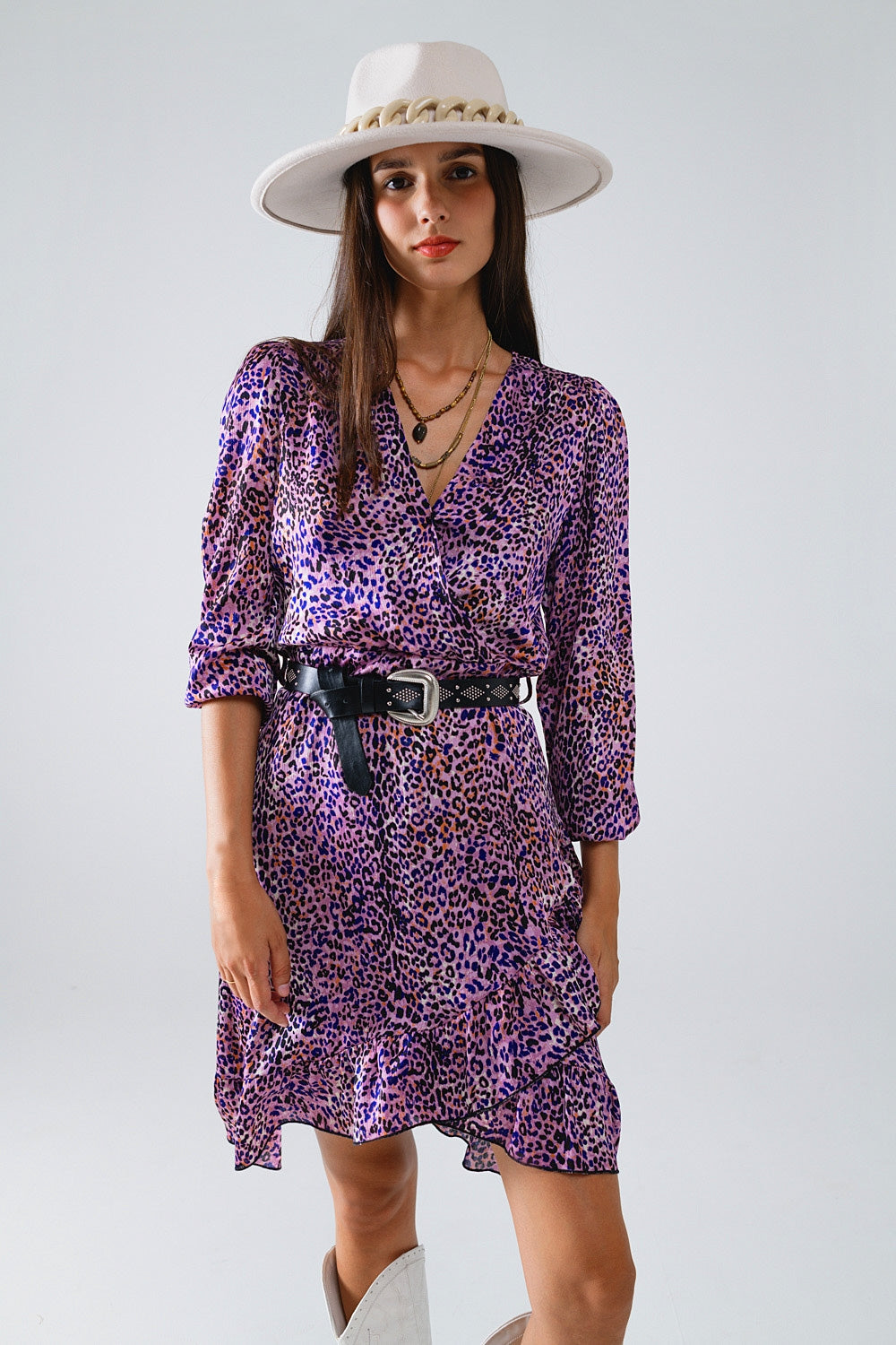 Vestido cruzado con estampado animal púrpura y falda con volantes Q2
