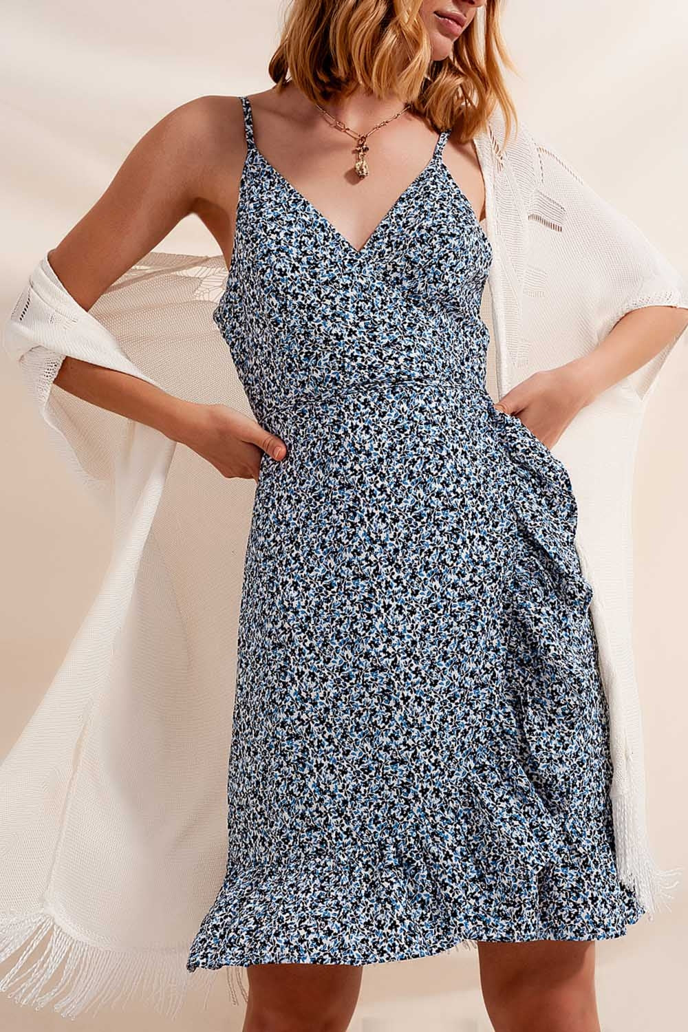 Vestido cruzado con volante y estampado floral azul Q2