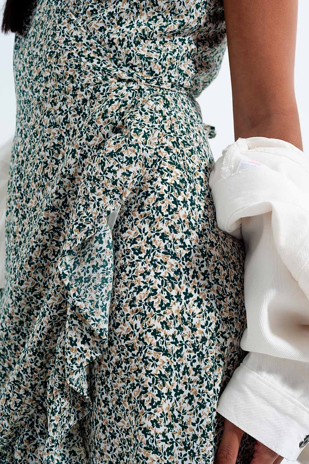 Vestido cruzado con volante y estampado floral verde Q2