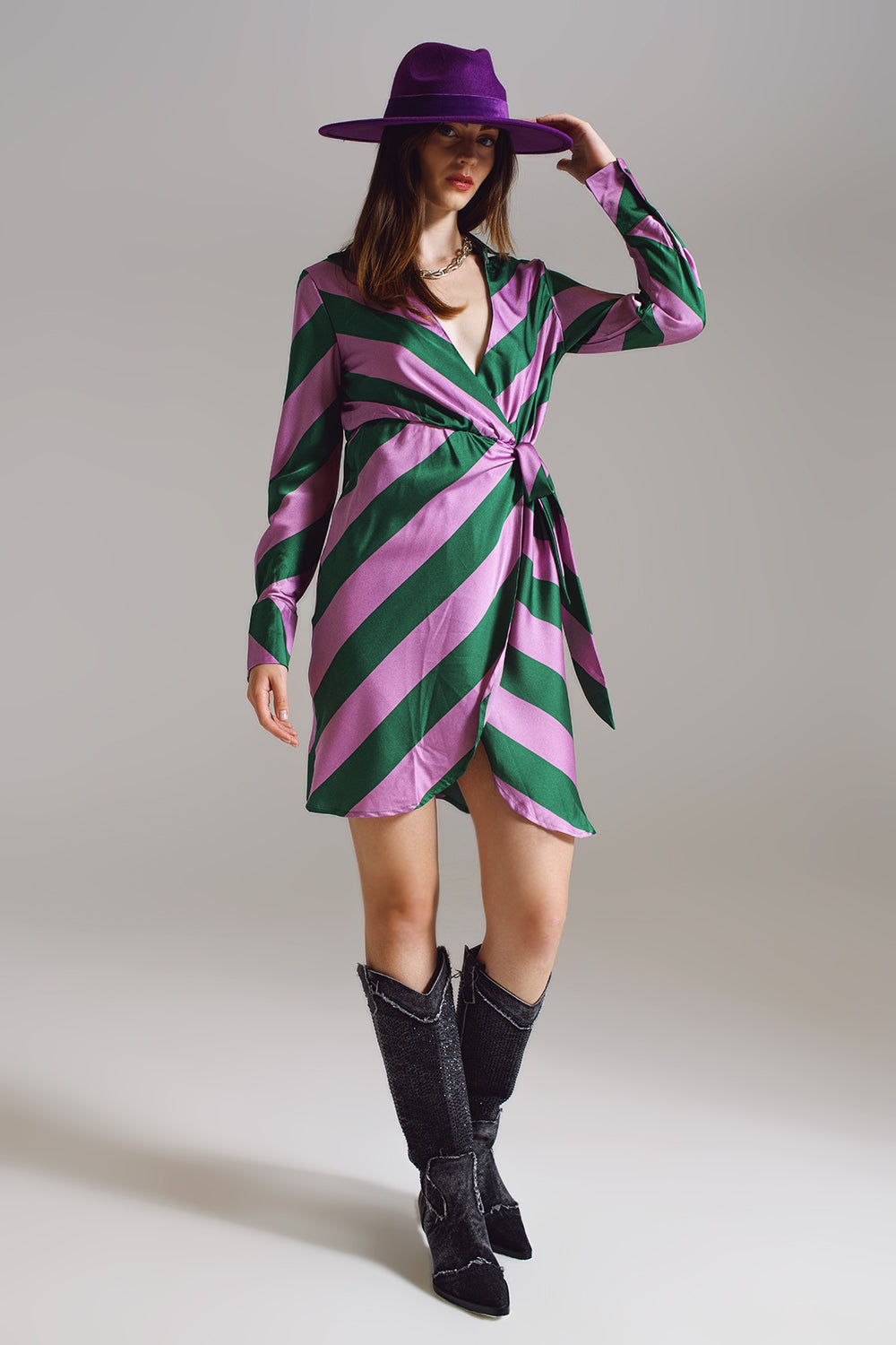 Vestido cruzado de satén en estampado de rayas lila y verde Q2