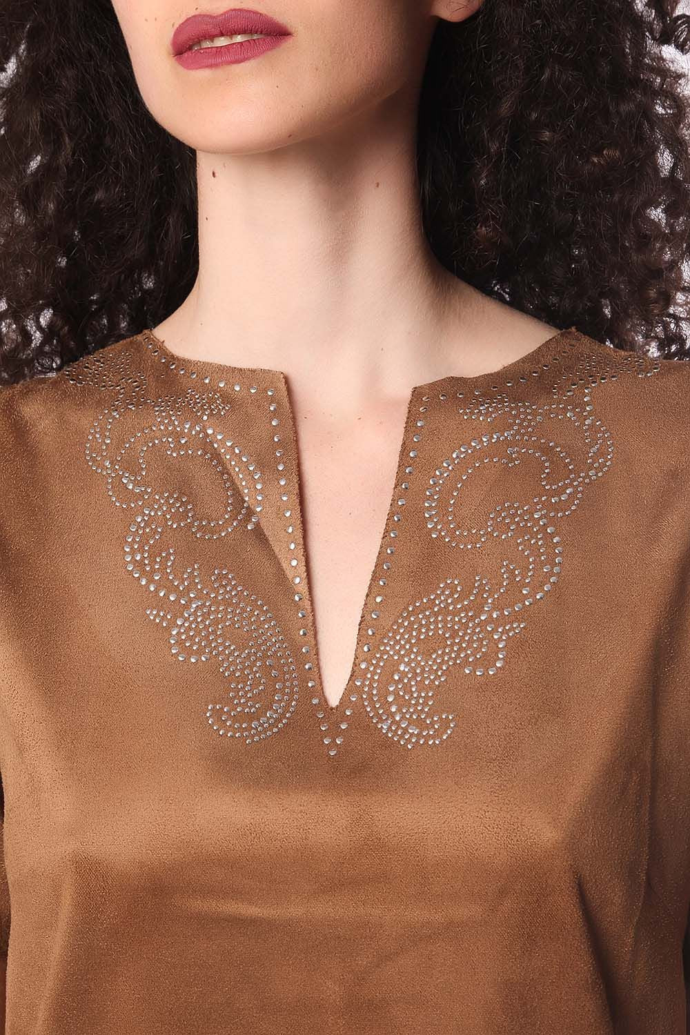 Vestido de ante beige con manga 3/4 y detalle de adorno Q2