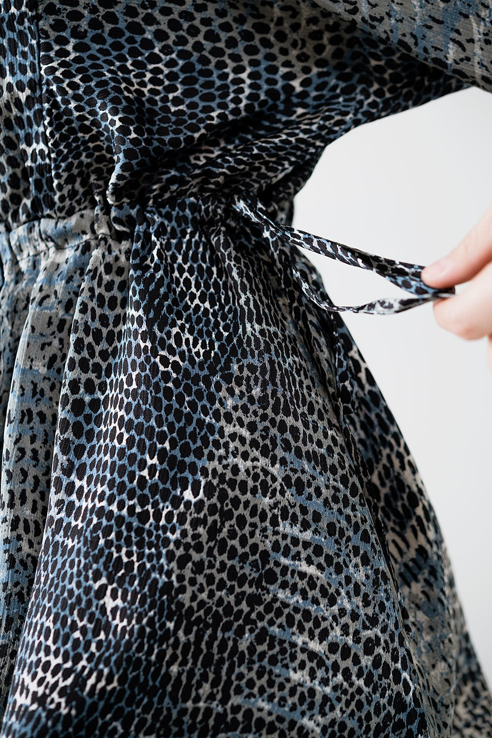 vestido de gasa con estampado de leopardo gris Q2