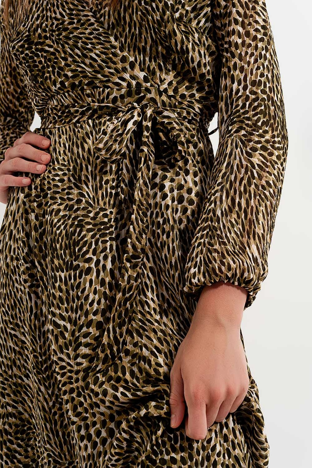 Vestido de gasa cruzado de manga larga con cinturón y estampado brillante Q2