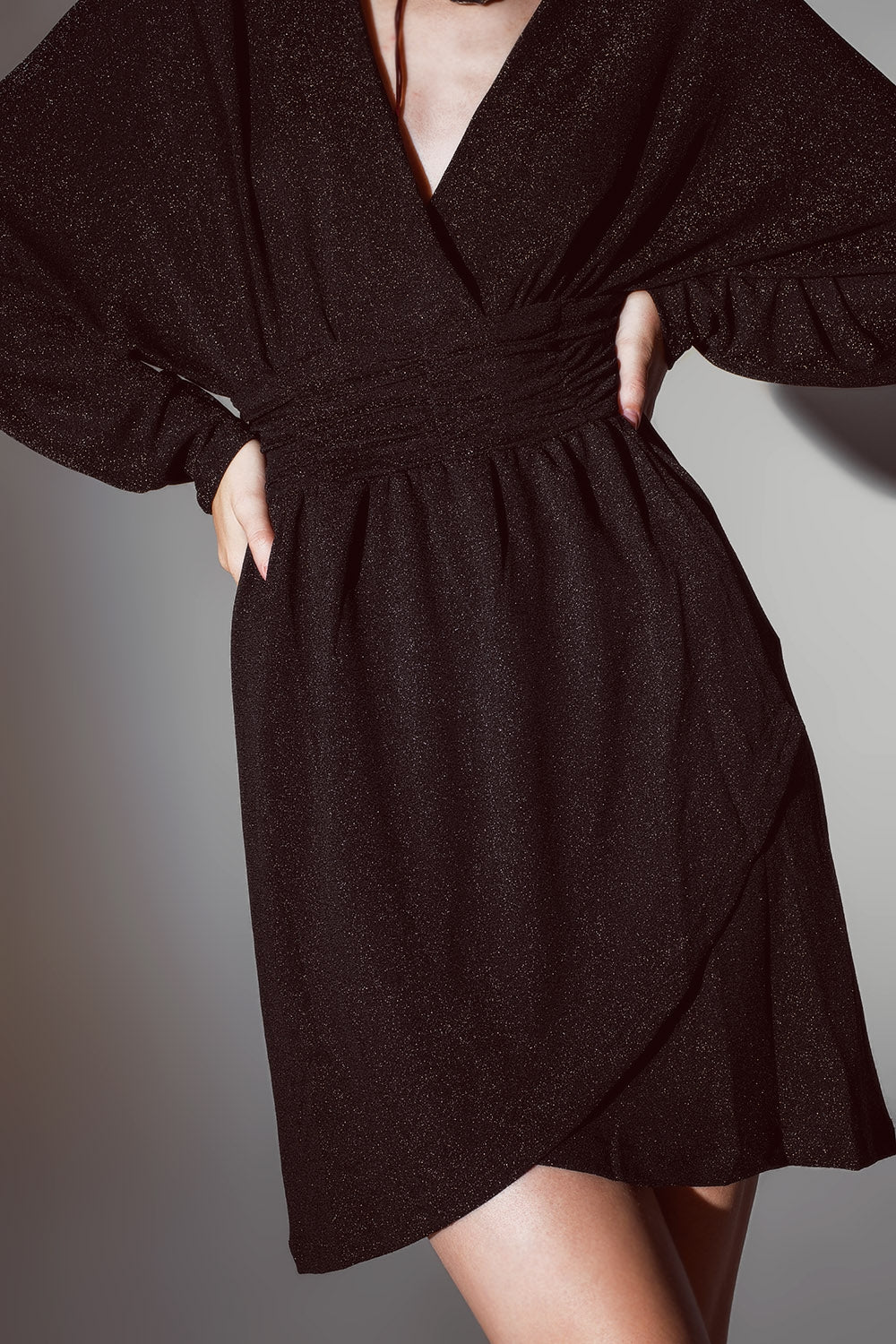 Vestido de glitter corto con escote pronunciado en negro Q2