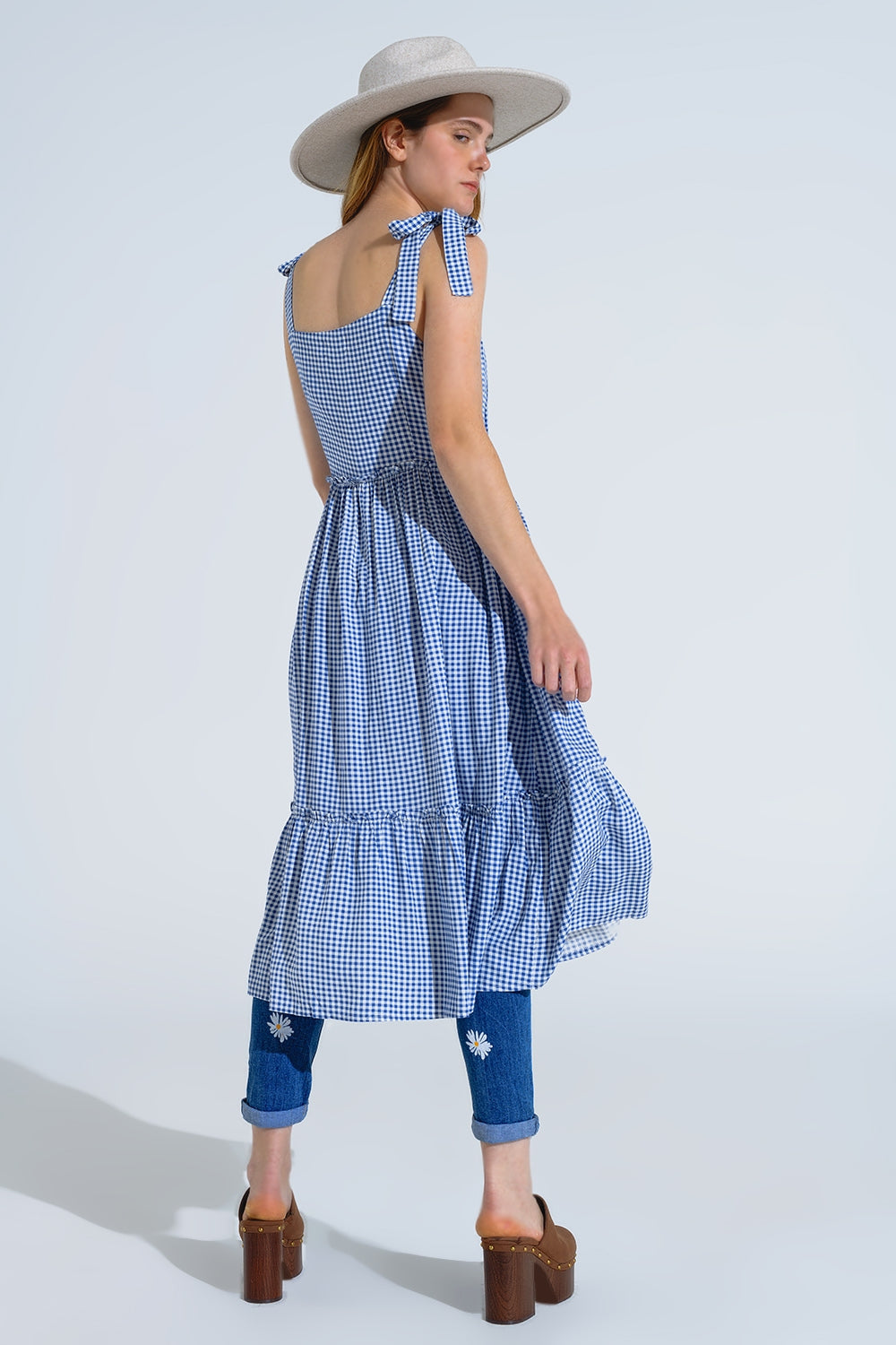 Vestido de guinga azul y blanco en línea A con tirantes ajustables Q2