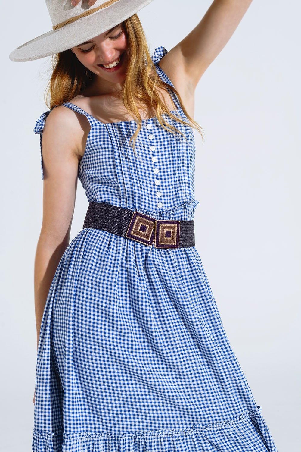 Vestido de guinga azul y blanco en línea A con tirantes ajustables Q2