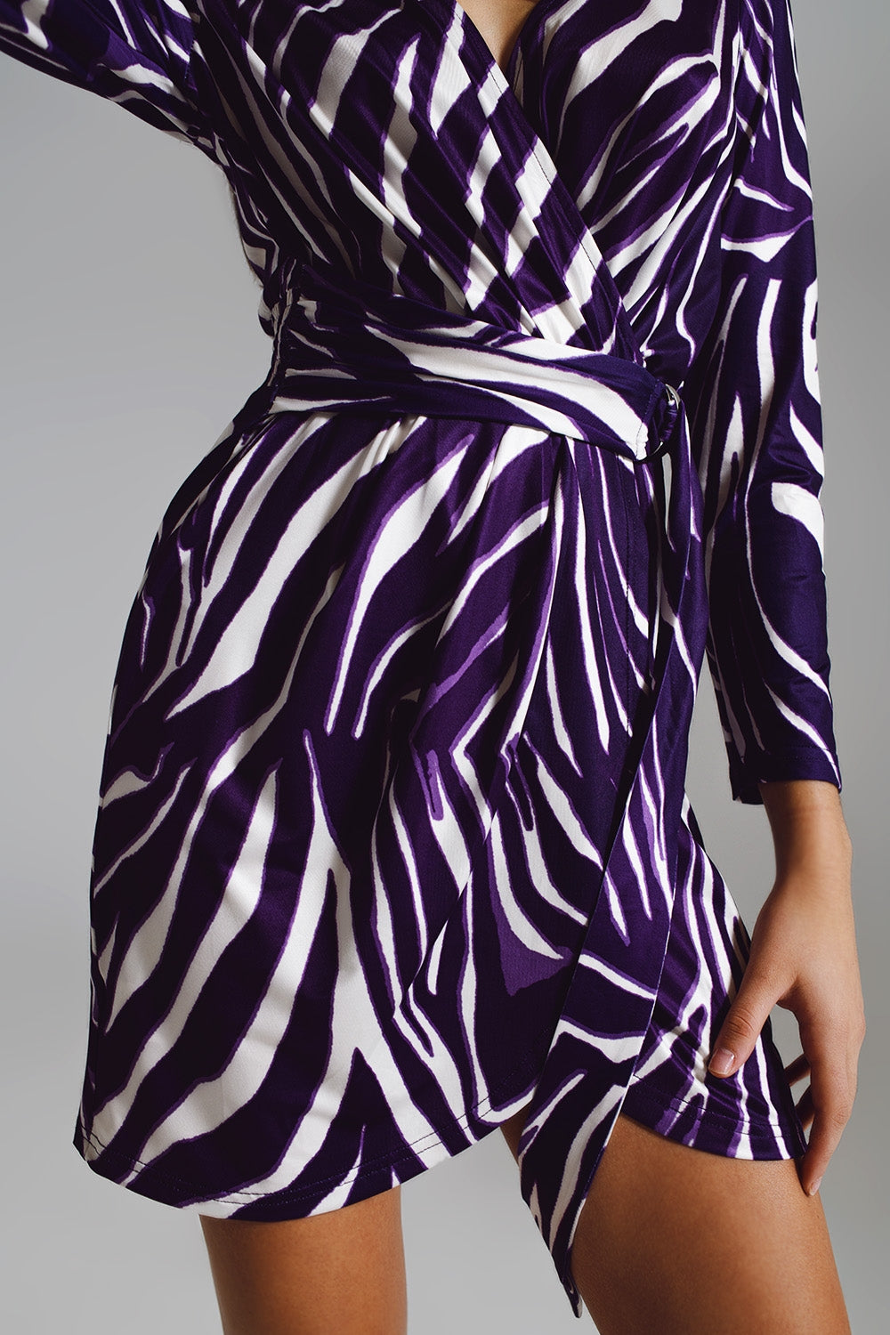 Vestido de manga larga con cinturón en crema y estampado de cebra en morado Q2