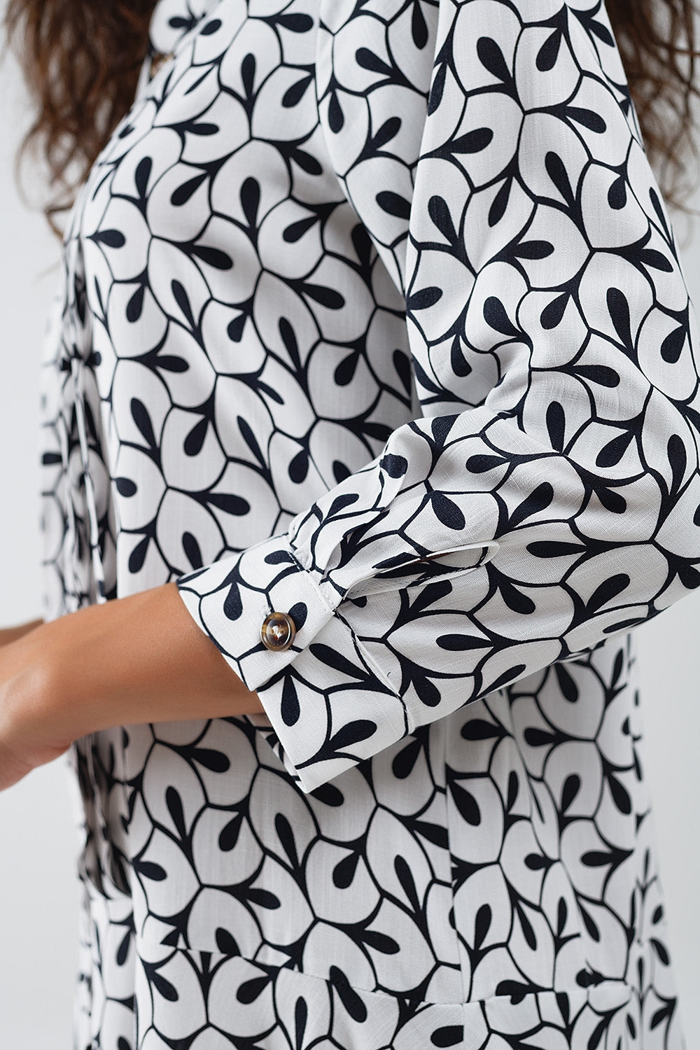 Vestido de manga larga con cuello de polo y estampado abstracto Q2