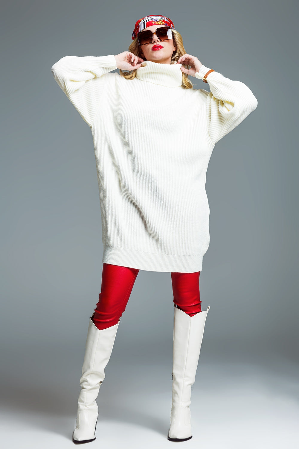 Vestido de punto con cuello vuelto y manga larga en color crema Q2