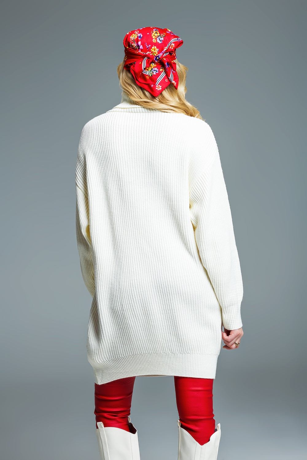 Vestido de punto con cuello vuelto y manga larga en color crema Q2