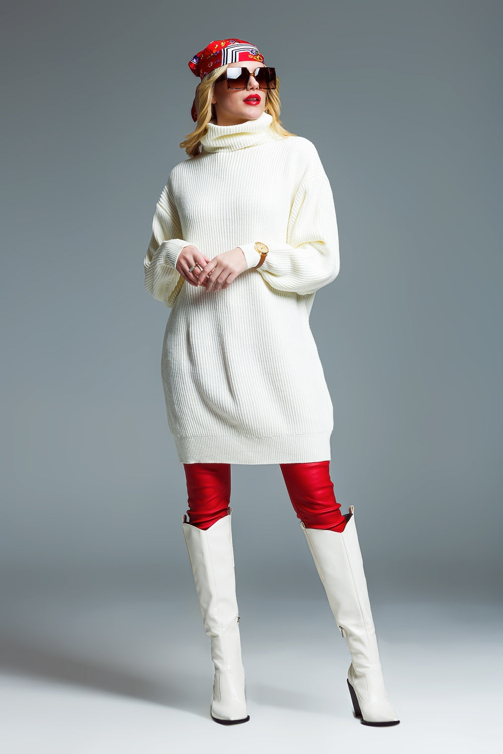 Vestido de punto con cuello vuelto y manga larga en color crema Q2