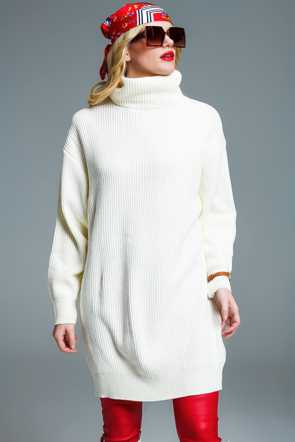 Vestido de punto con cuello vuelto y manga larga en color crema Q2