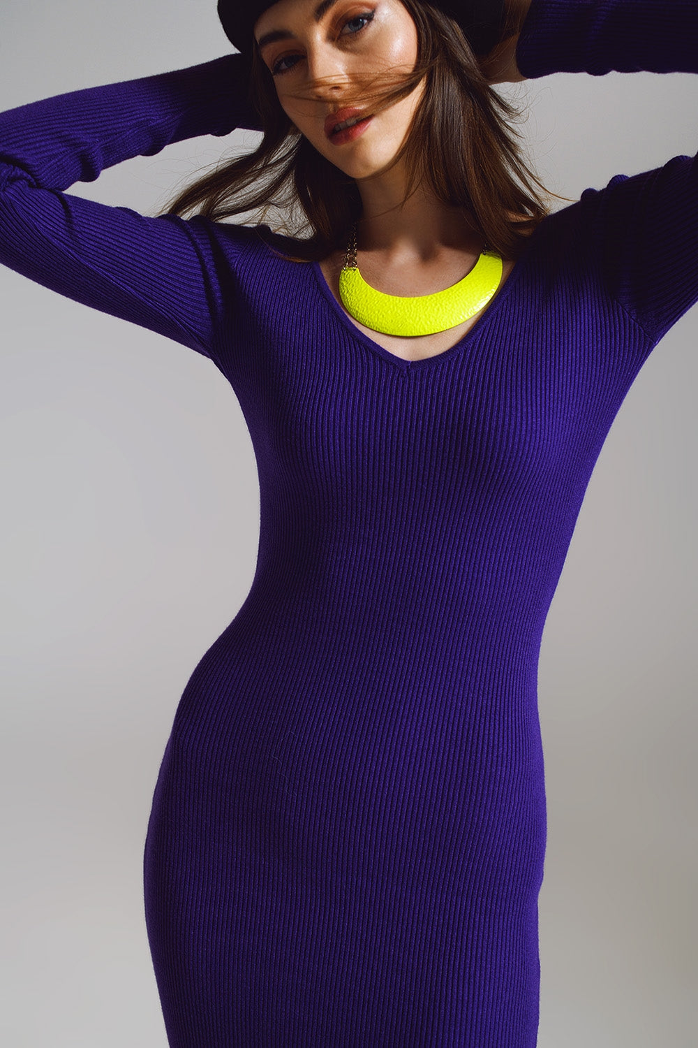 Vestido de punto midi ajustado con escote en V en color morado Q2