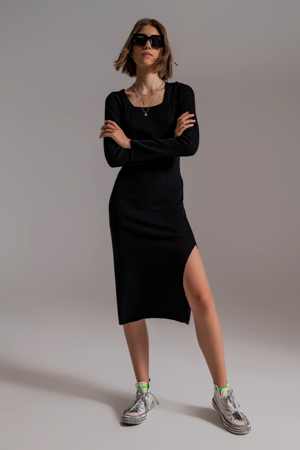 Vestido de punto midi con escote cuadrado en negro Q2